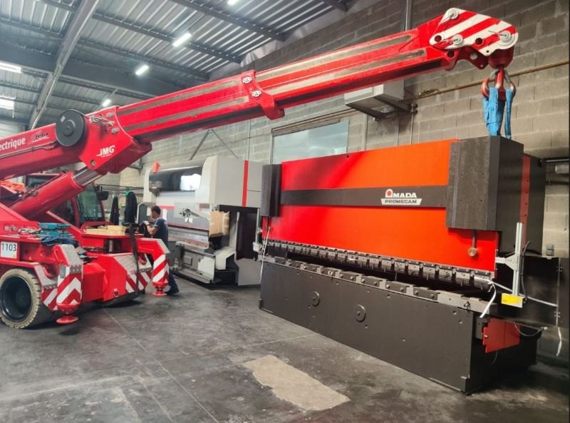 La presse plieuse de 4 m à son arrivée dans l'atelier